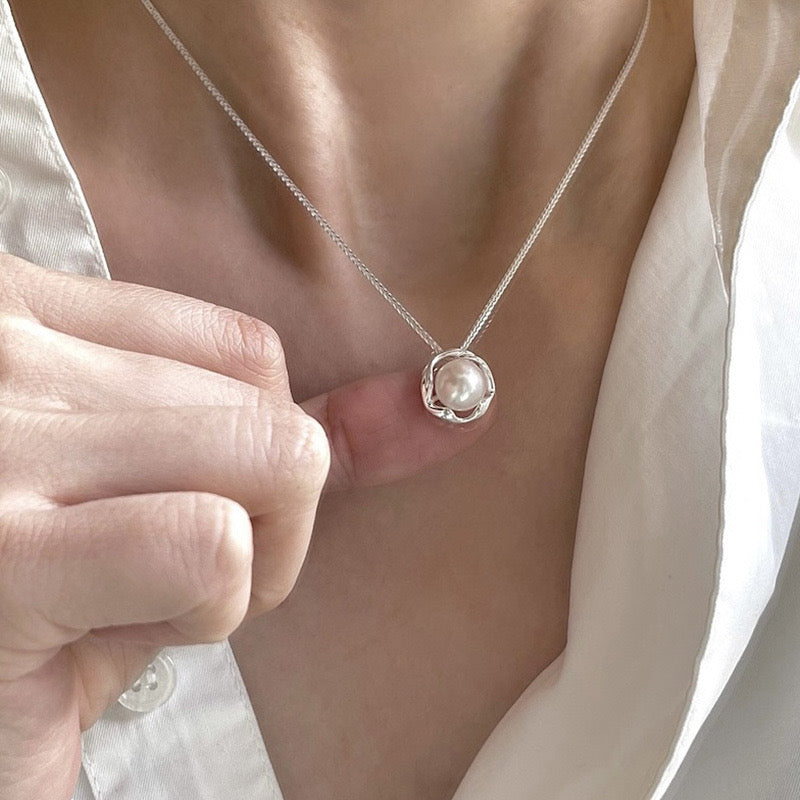 Pearl Orbit – Sterling Silver Modern Pearl Necklace - Una