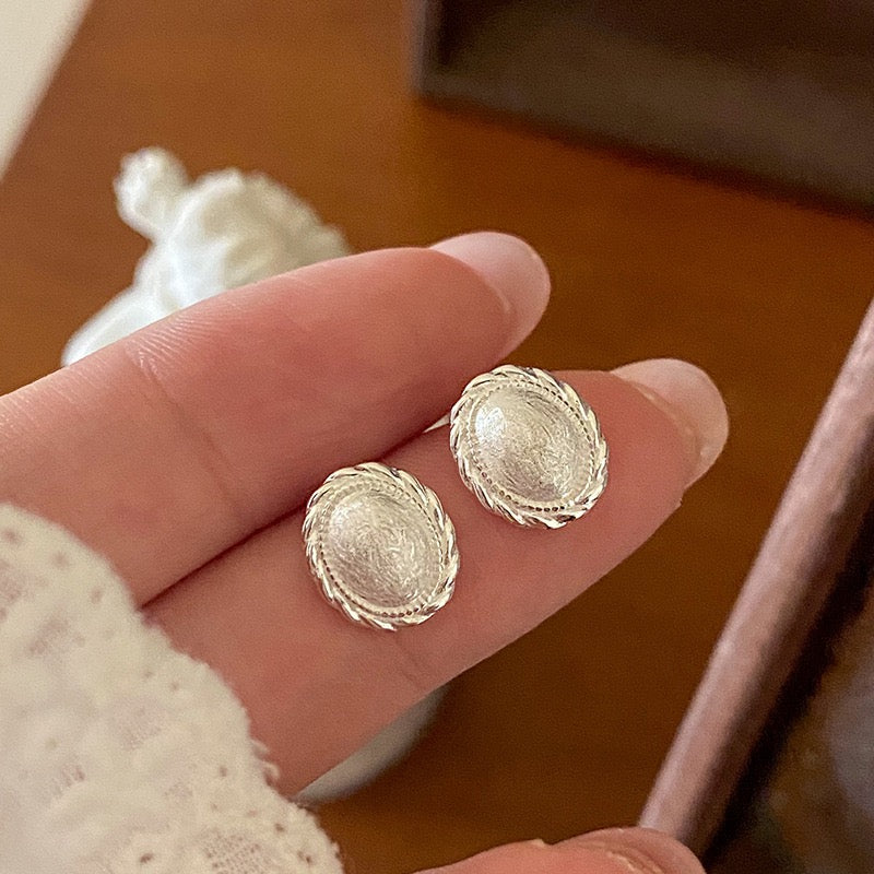 Twisted Bloom – Sterling Silver Textured Oval Stud Earrings - Una