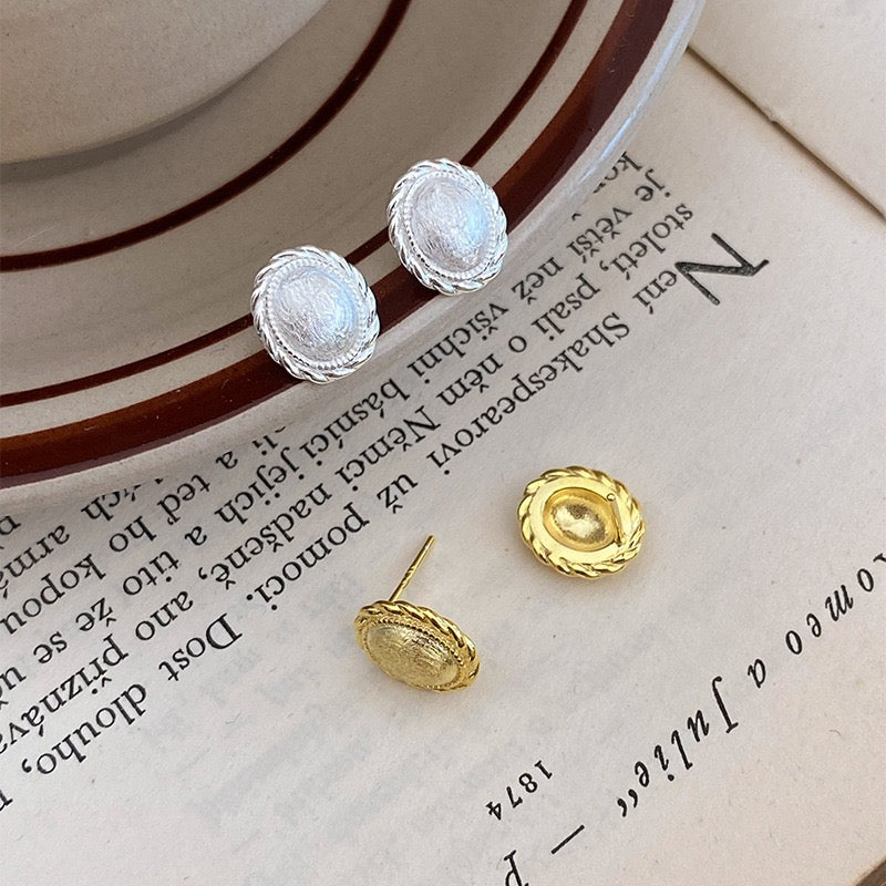 Twisted Bloom – Sterling Silver Textured Oval Stud Earrings - Una