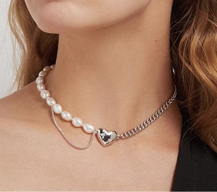 Heartline Orbit – Pearl & Chain Choker