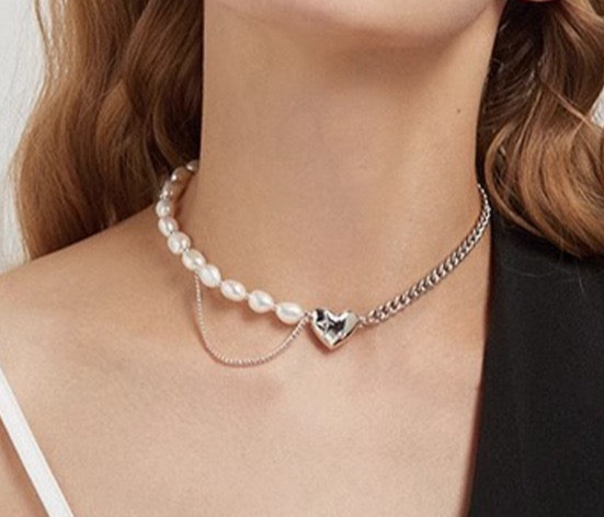 Heartline Orbit – Pearl & Chain Choker