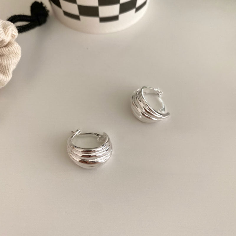 Waves of Light – Retro Textured Hoop Earrings - Una