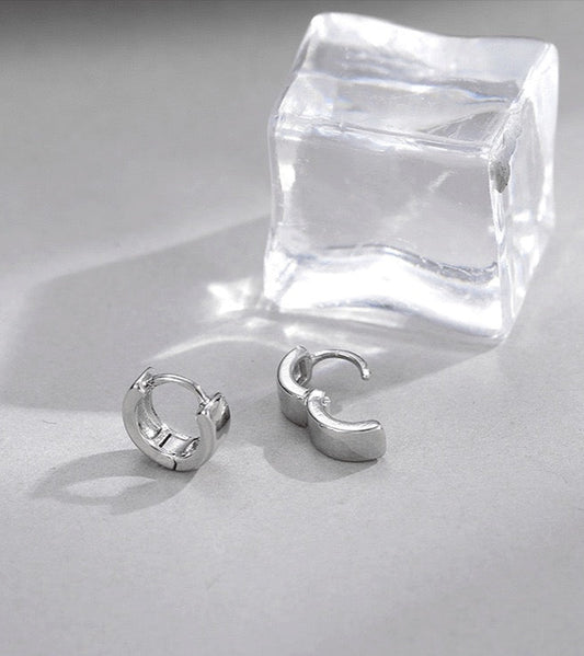 Quiet Edge – Polished Geometric Silver Huggies - Una