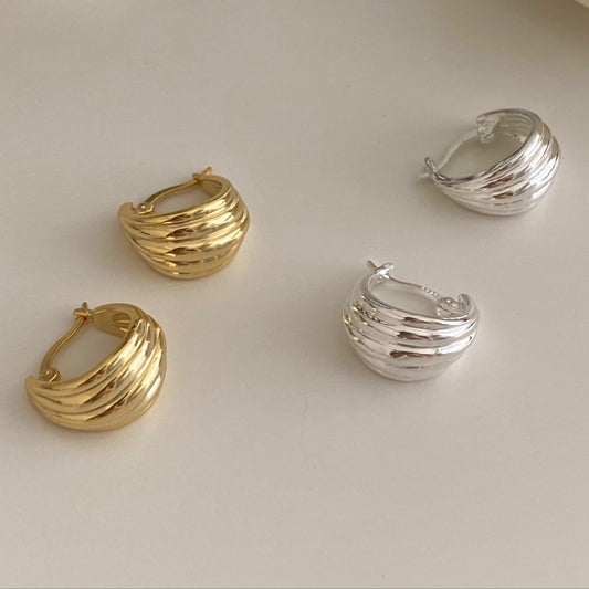 Waves of Light – Retro Textured Hoop Earrings - Una